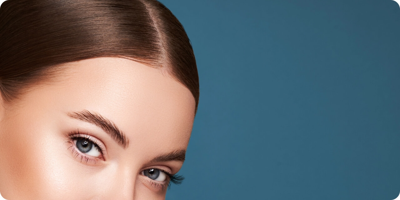 female-eye-with-long-false-eyelashes-2023-11-27-04-57-29-utc